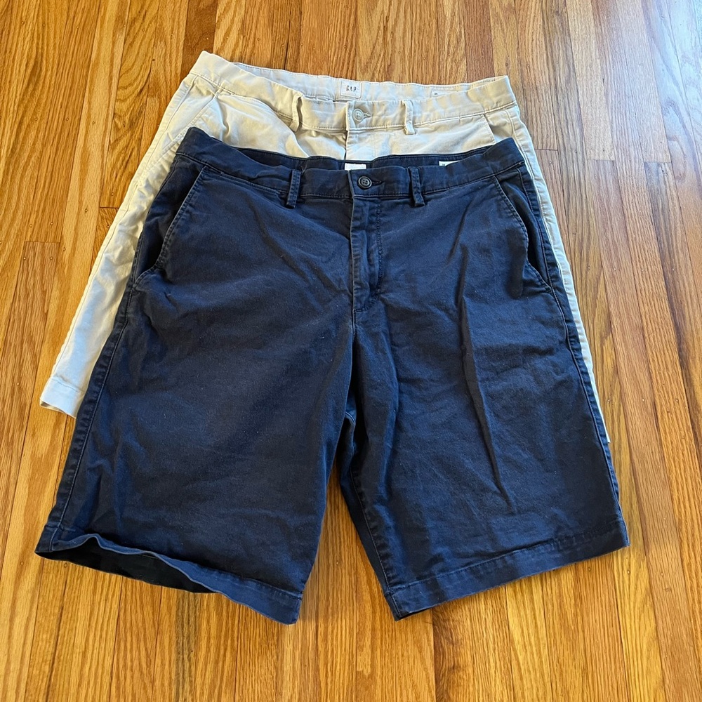 GAP ESSENTIAL KHAKI SHORTS 2 PAIR SIZE 34 10”
GREAT CONDITION PERFECT FOR SUMMER